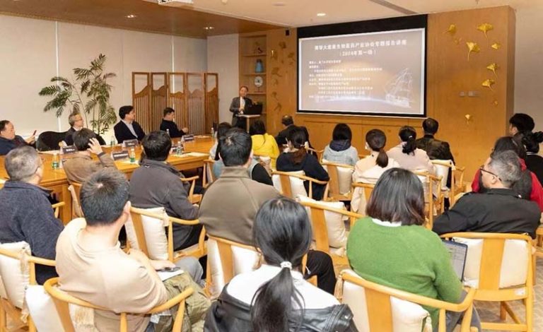 Professor Hu Yuanjia of the University of Macau gave a series of lectures on the association